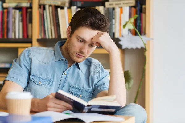 El escritor que nunca leyó sus libros